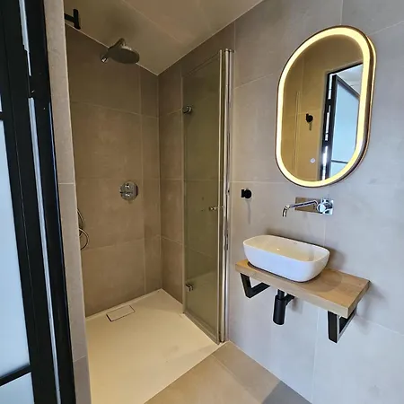 'slapen Aan Het Ven' Met Jacuzzi - Ontbijt - Minibar - Privetuin - Waanzinnig Uitzicht - Beschermd Natuurgebied - Niet Roken Lodge Wijchen