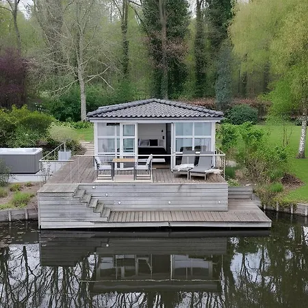 Lodge 'slapen Aan Het Ven' Met Jacuzzi - Ontbijt - Minibar - Privetuin - Waanzinnig Uitzicht - Beschermd Natuurgebied - Niet Roken Wijchen